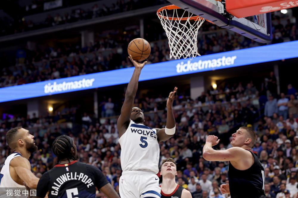 她获得了更 她获得了更